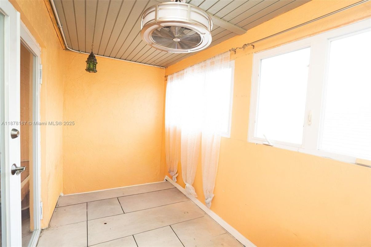 Empty room, Interior