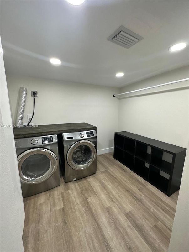 Interior, Recessed Lighting, Washer, Wood Texture Flooring