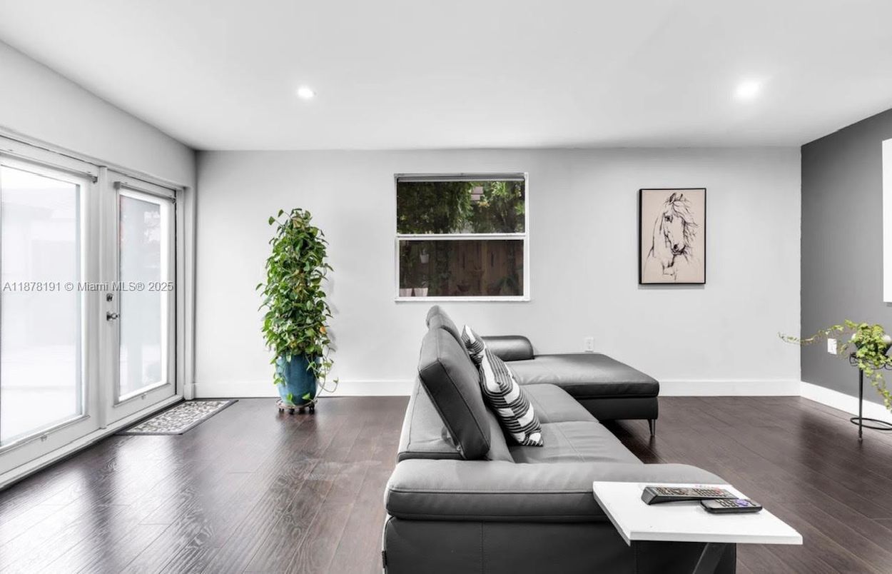 Interior, Recessed Lighting, Wood Texture Flooring