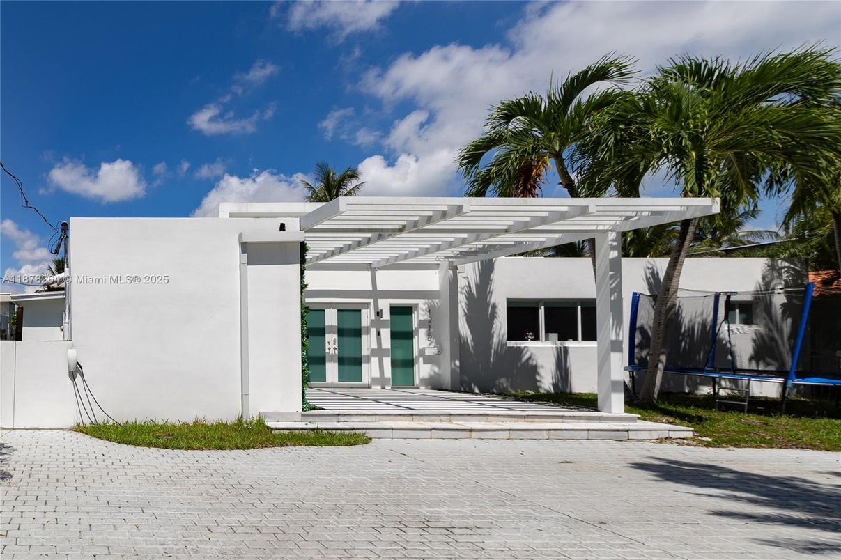 Exterior, Facade, Playground, Modern