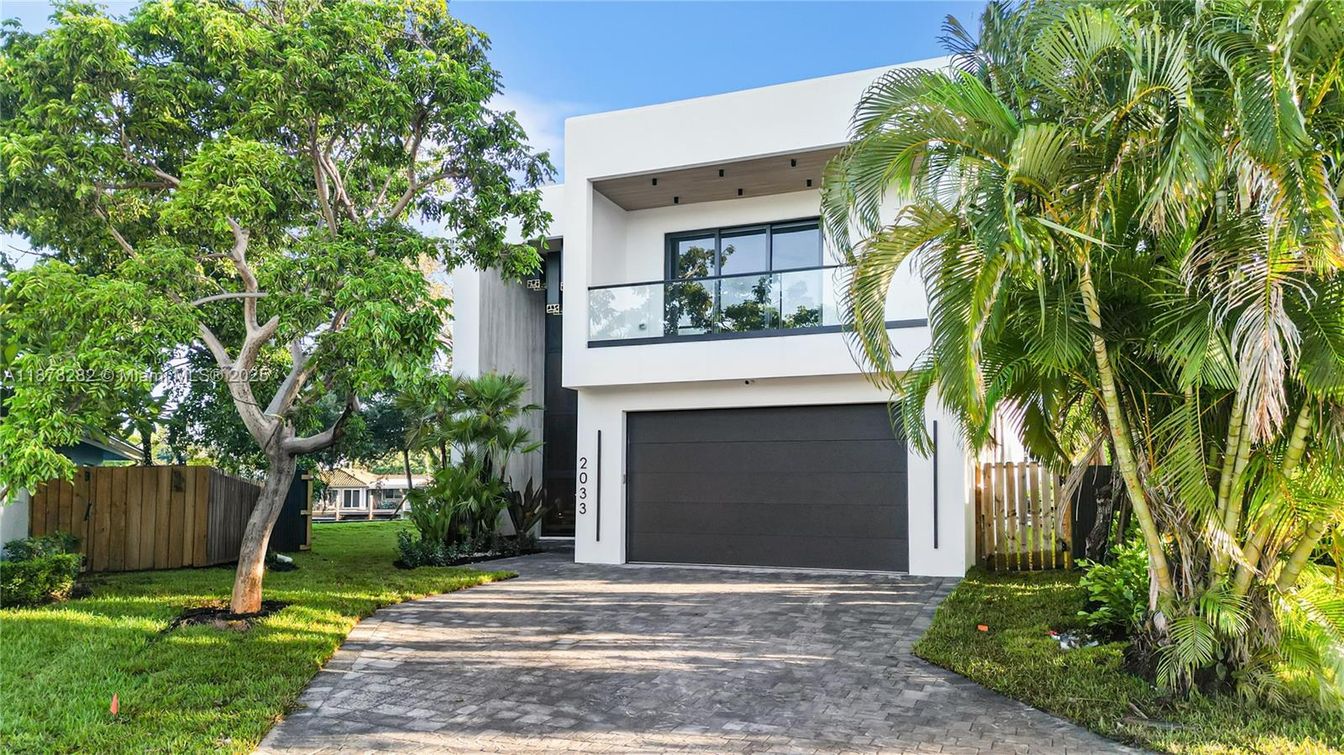 Attached, Exterior, Facade, Modern