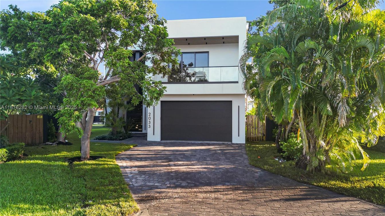 Attached, Exterior, Facade, Modern