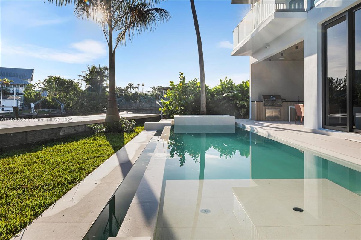 Exterior, Outdoor Kitchen, Pool