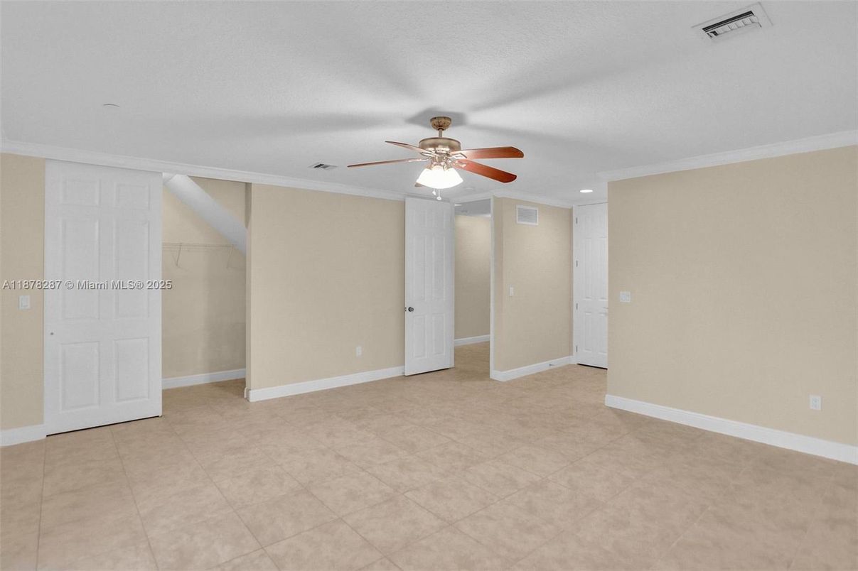 Empty room, Interior, Recessed Lighting