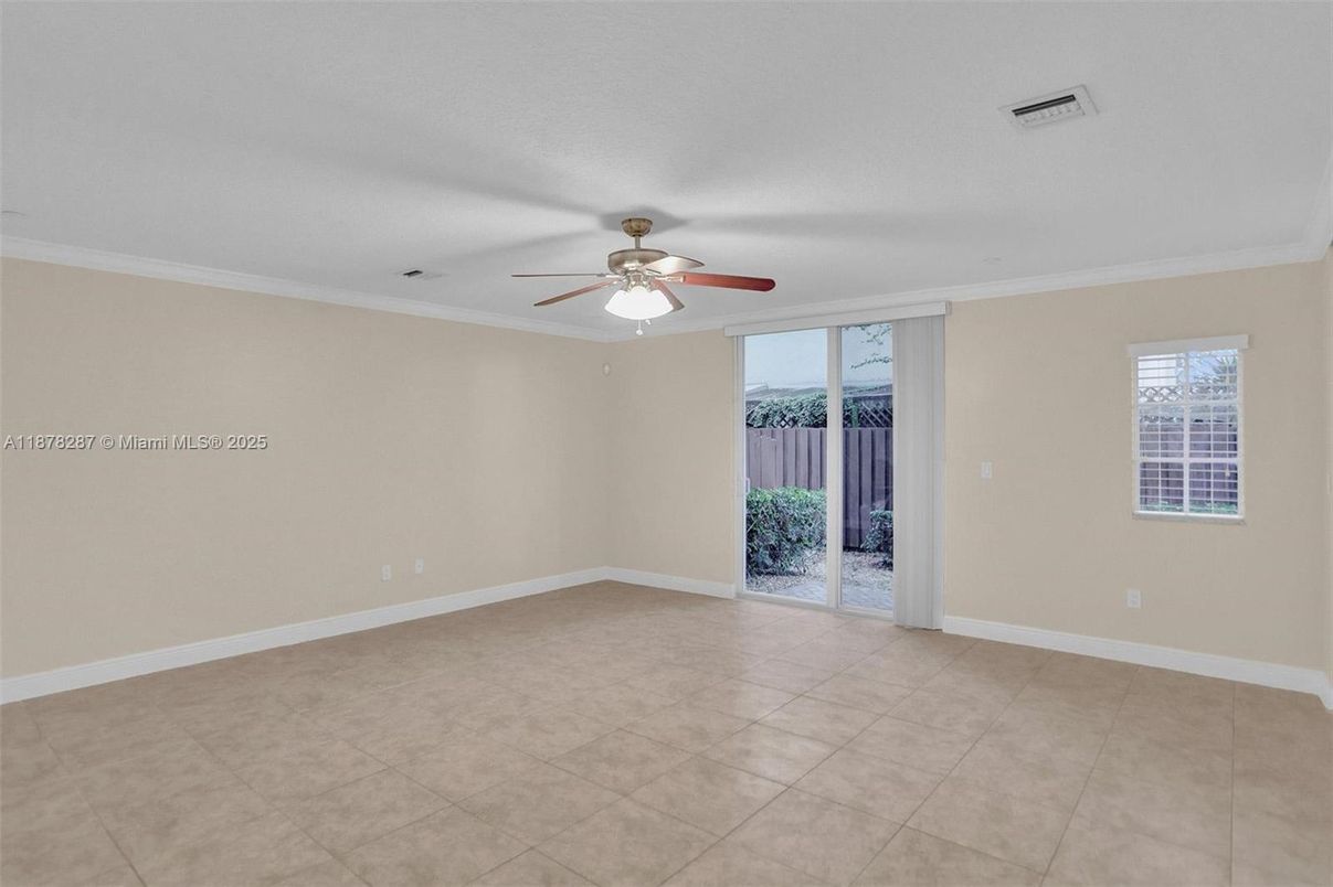 Empty room, Interior