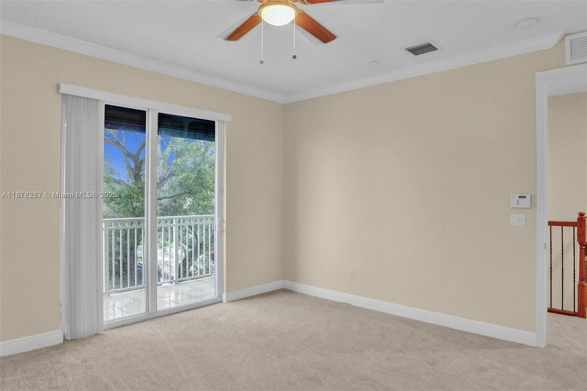 Empty room, Interior