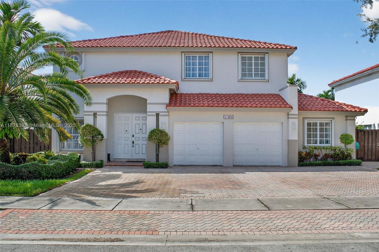 Attached, Exterior, Facade, Mediterranean