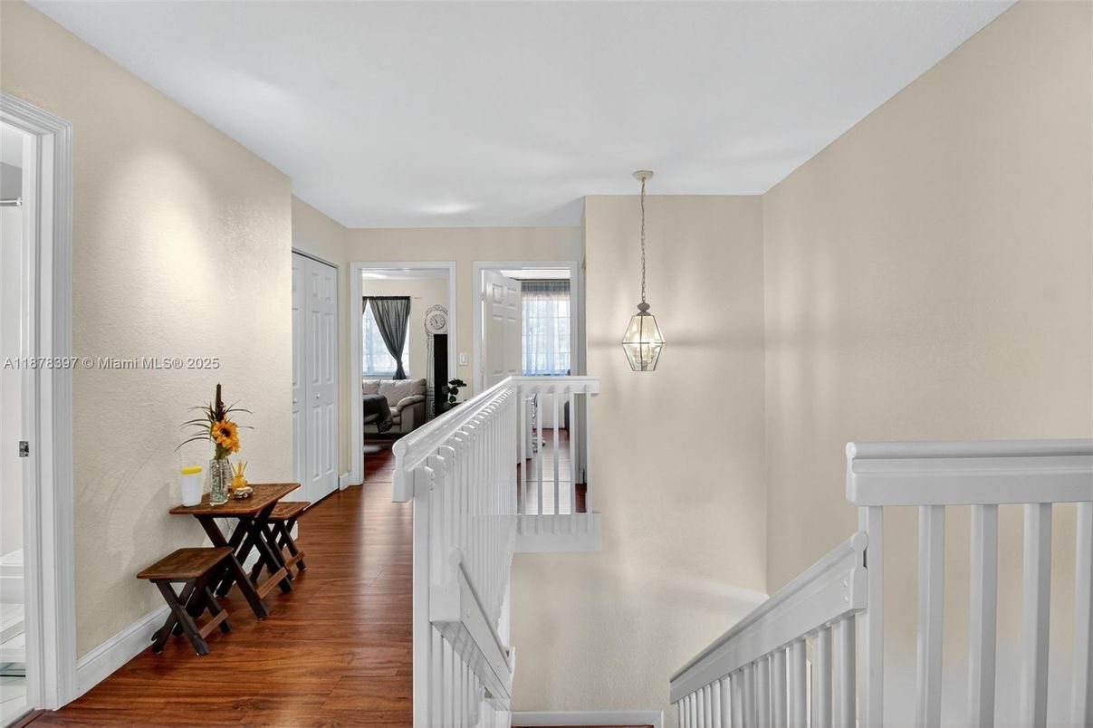 Interior, Pendant Lights, Wood Texture Flooring