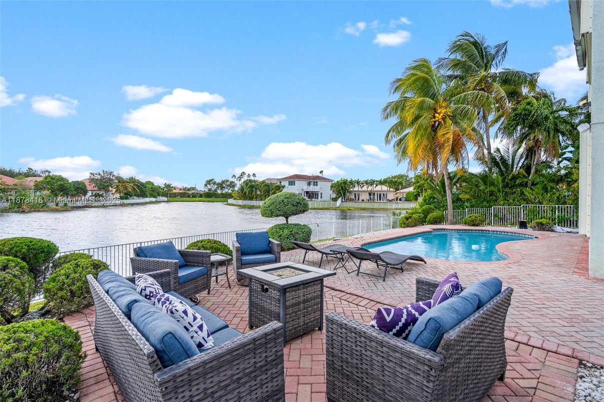 Exterior, Pool, Water