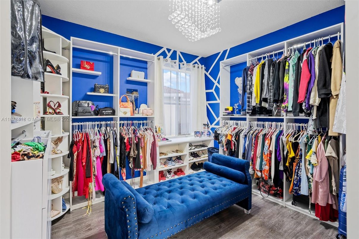 Interior, Walk-in Closets, Wood Texture Flooring