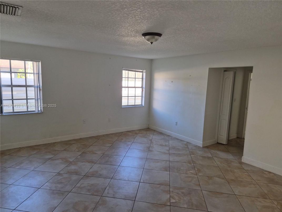 Empty room, Interior