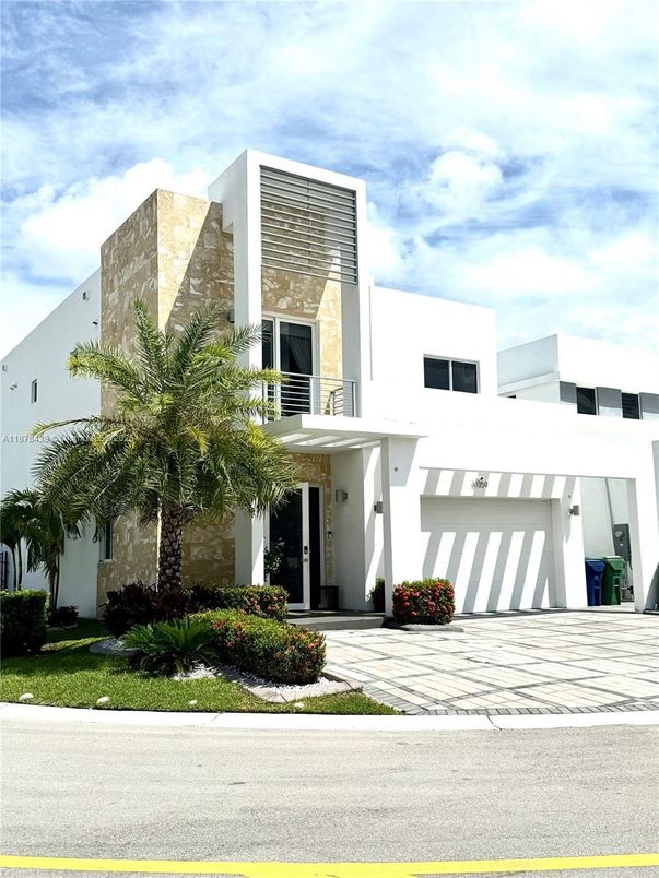 Exterior, Facade, Modern
