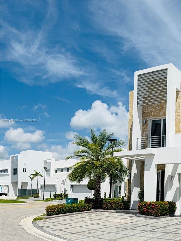 Exterior, Facade, Modern