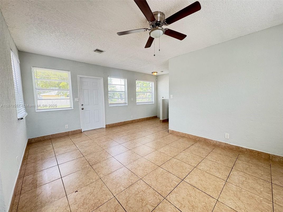 Empty room, Interior