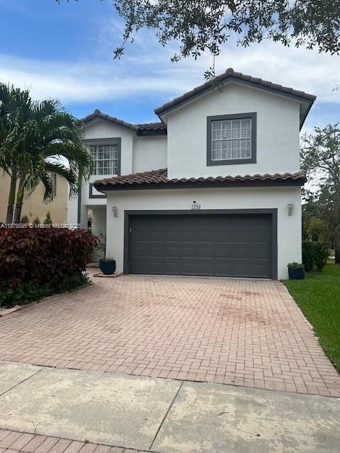 Attached, Exterior, Facade, Mediterranean