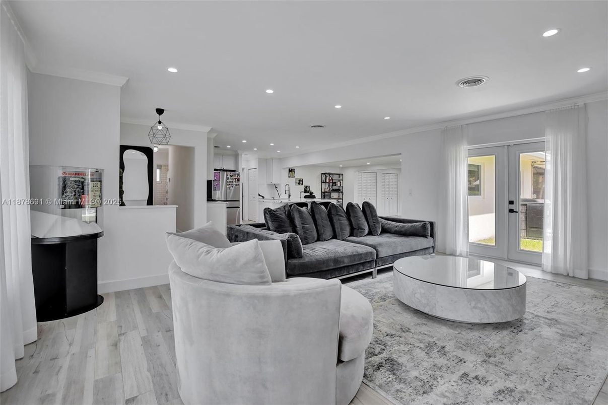 Interior, Living room, Pendant Lights, Recessed Lighting, Wood Texture Flooring
