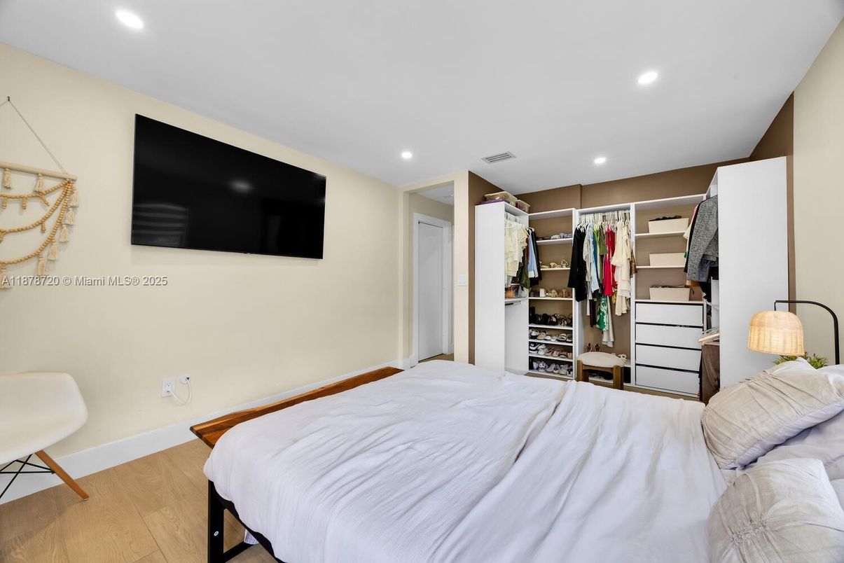 Bedroom, Interior, Recessed Lighting, Walk-in Closets, Wood Texture Flooring