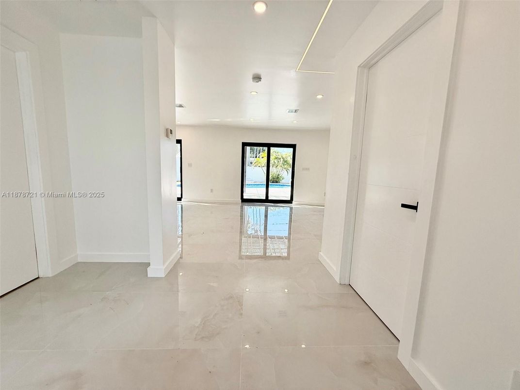 Empty room, Interior, Recessed Lighting