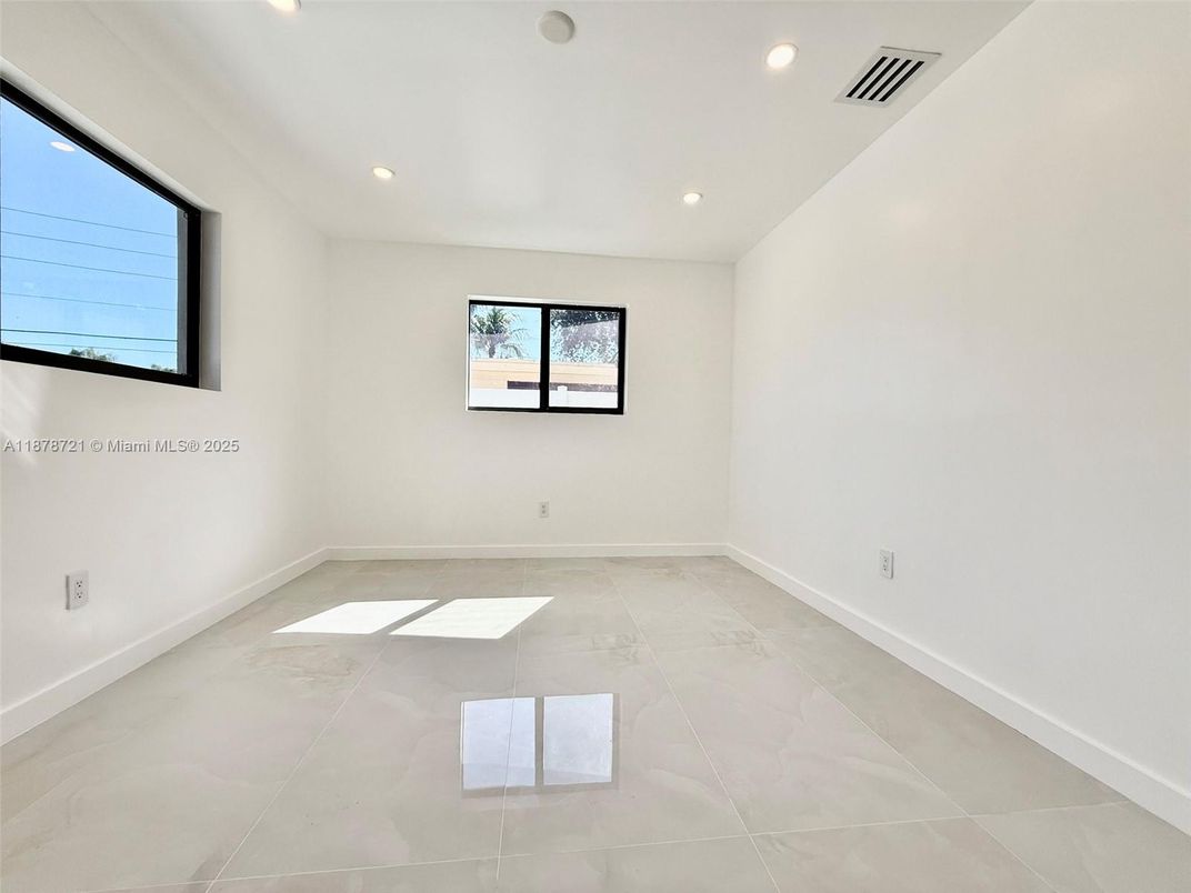 Empty room, Interior, Recessed Lighting