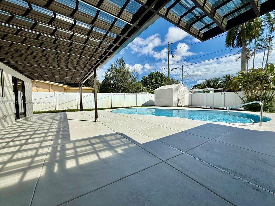 Exterior, Pool