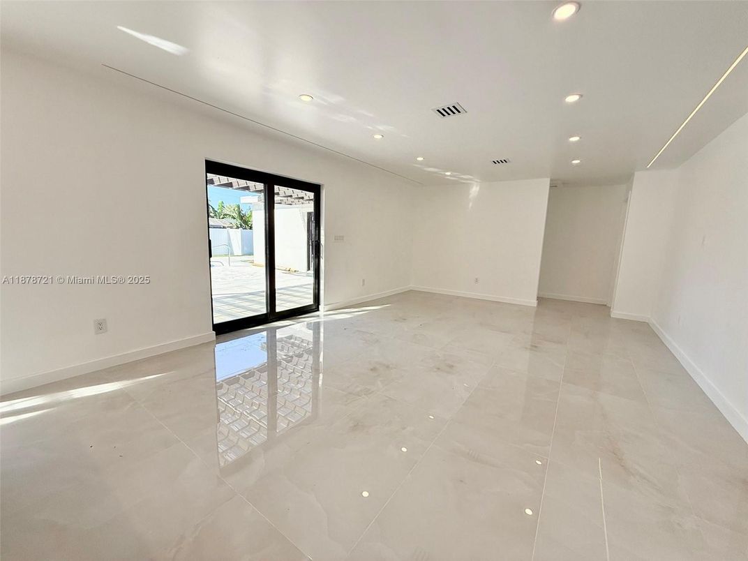 Empty room, Interior, Recessed Lighting