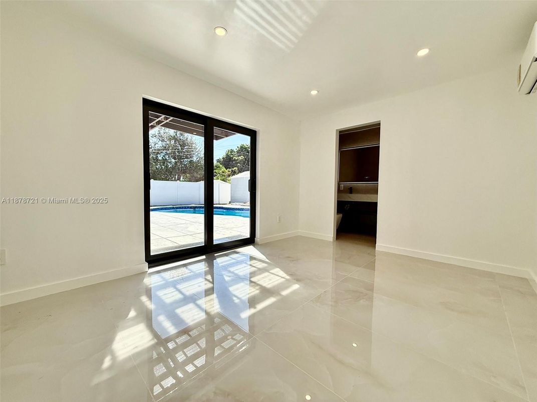 Empty room, Interior, Recessed Lighting