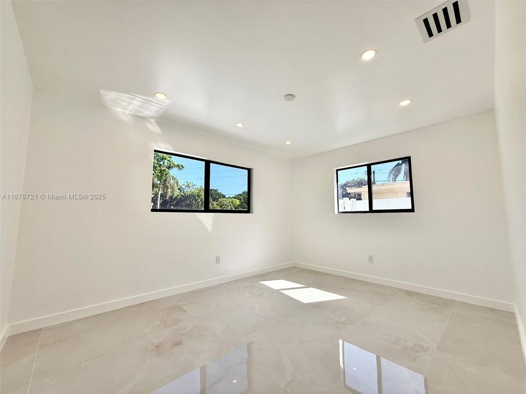 Empty room, Interior, Recessed Lighting