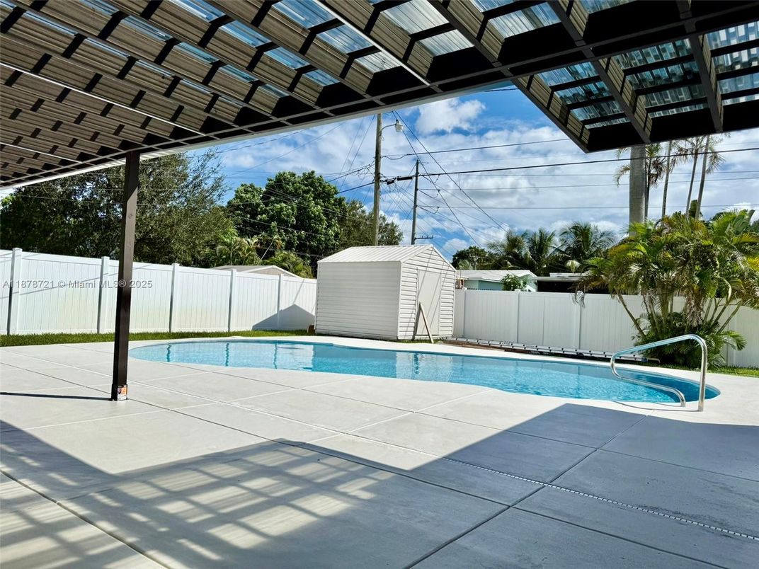 Exterior, Pool