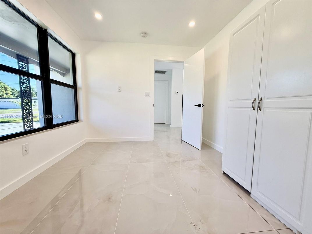 Empty room, Interior, Marble, Recessed Lighting