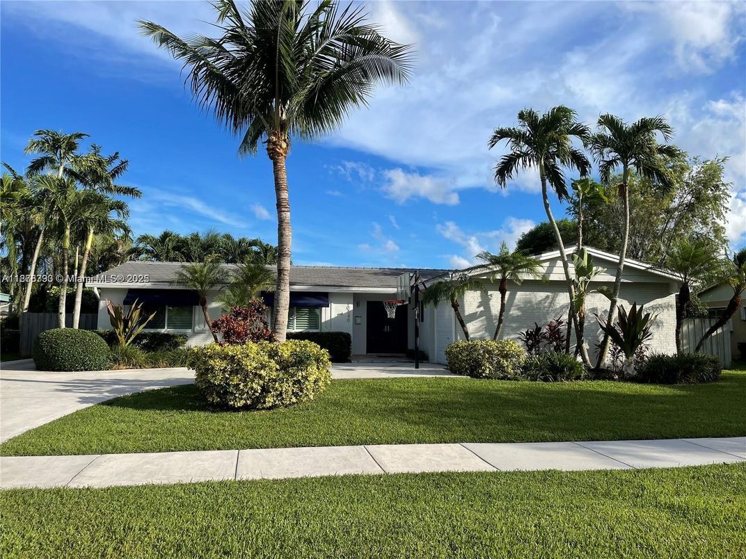 Backyard, Exterior, Facade, Ranch