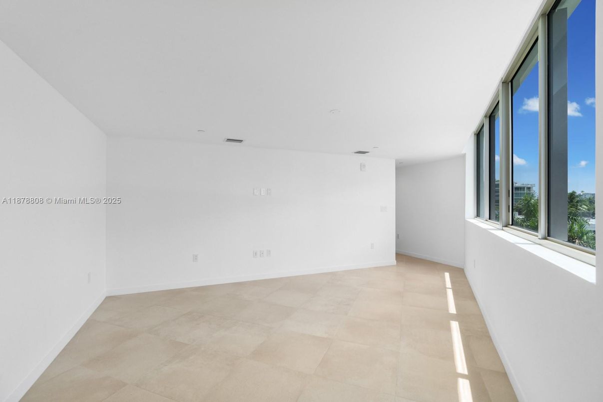 Empty room, Interior