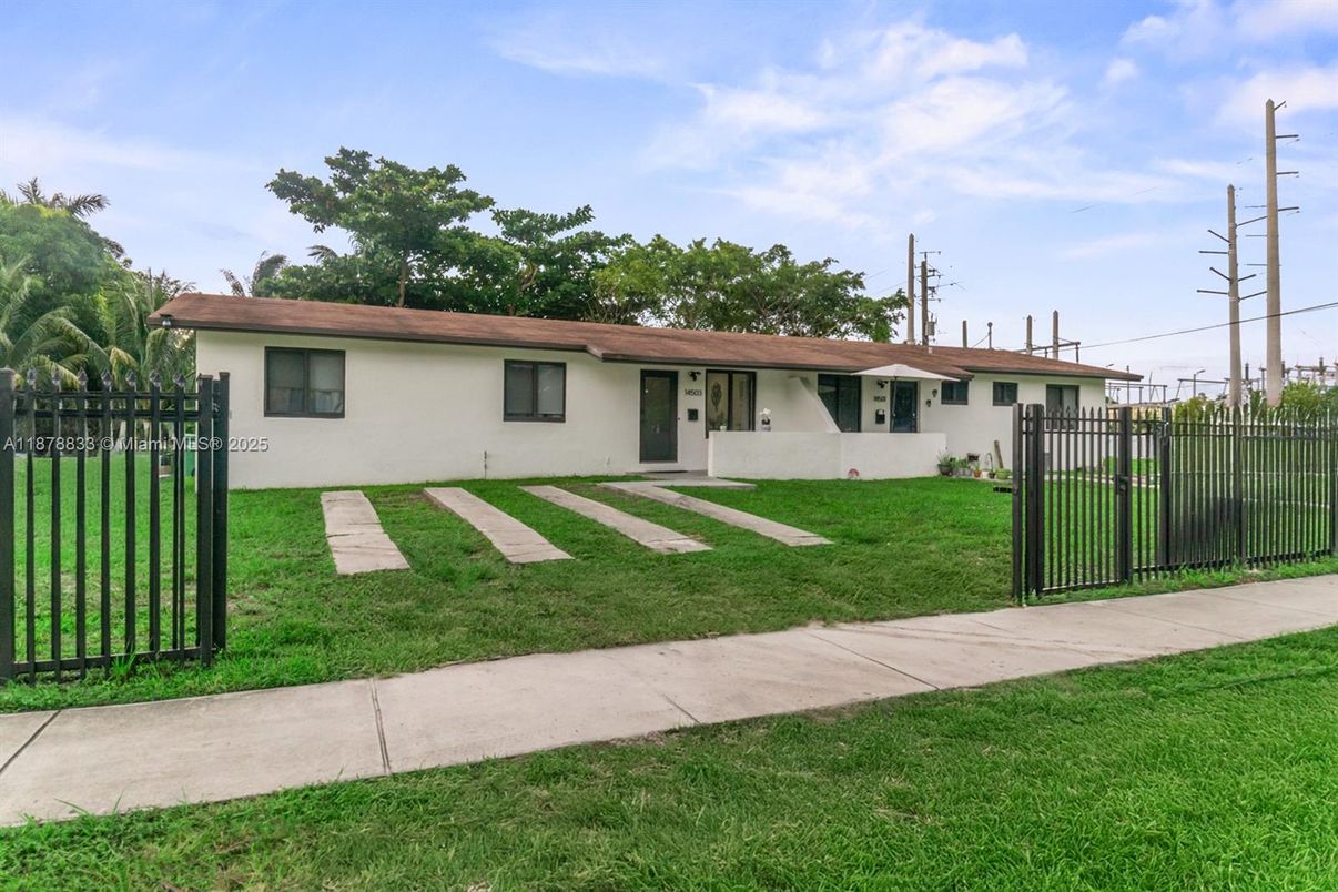 Backyard, Exterior, Facade, Ranch