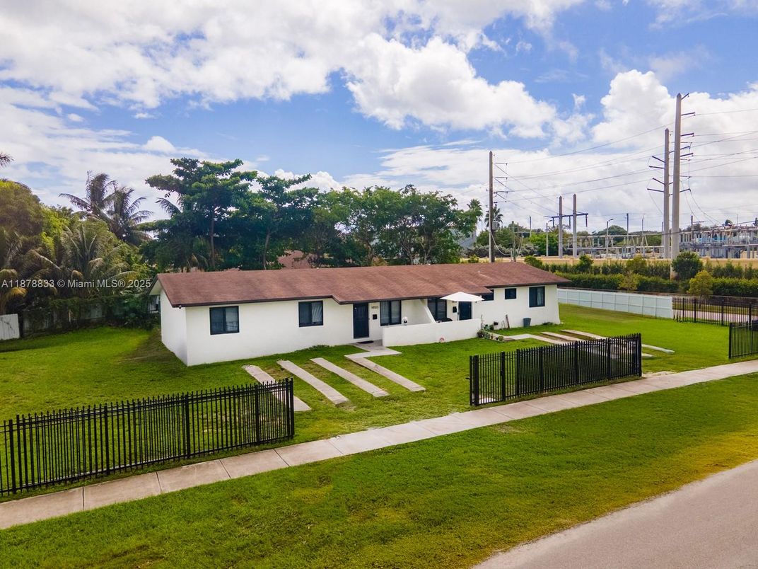 Backyard, Exterior, Facade, Ranch