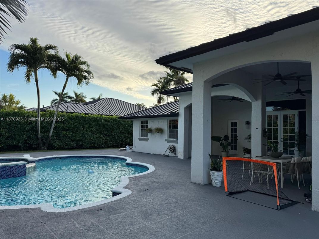 Exterior, Pool