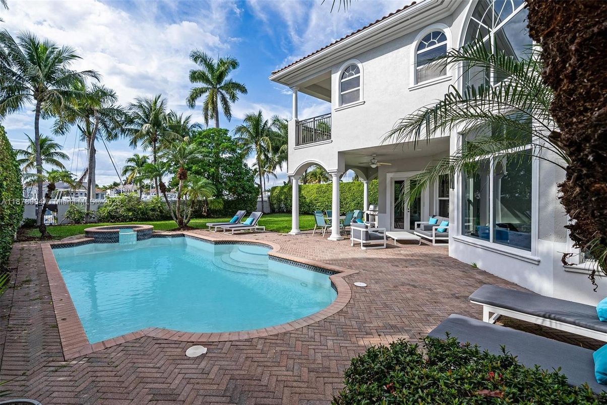Exterior, Pool