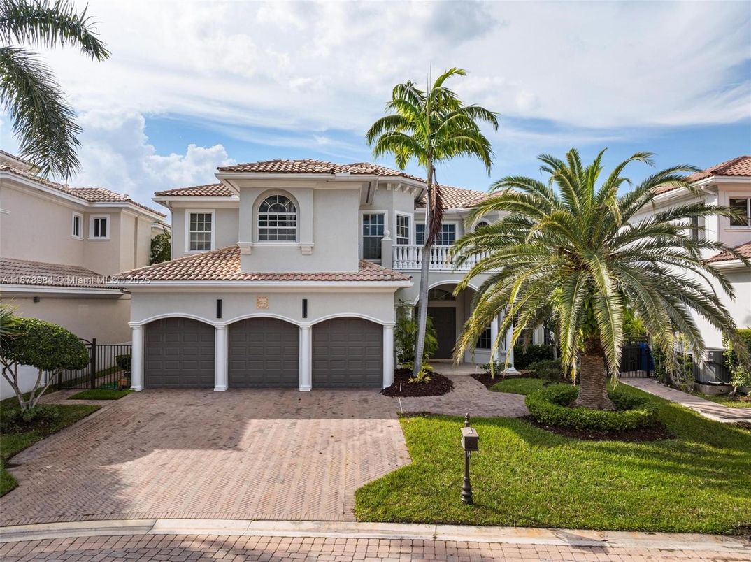 Attached, Exterior, Facade, Mediterranean