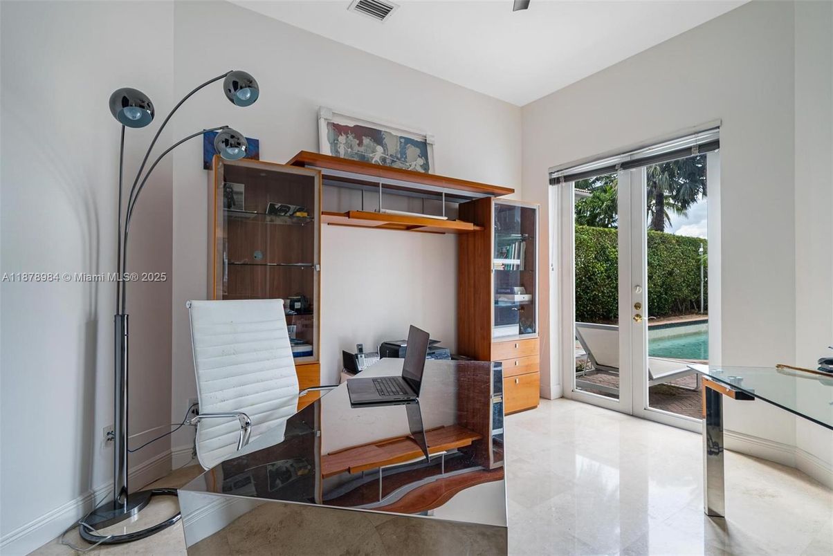 Home Office, Interior