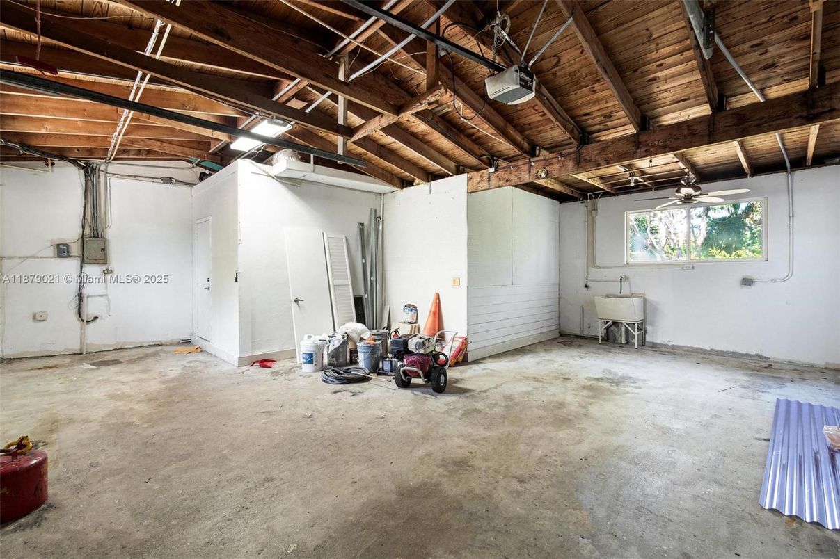 Empty room, Interior, Wooden Beams, Wooden Ceilings