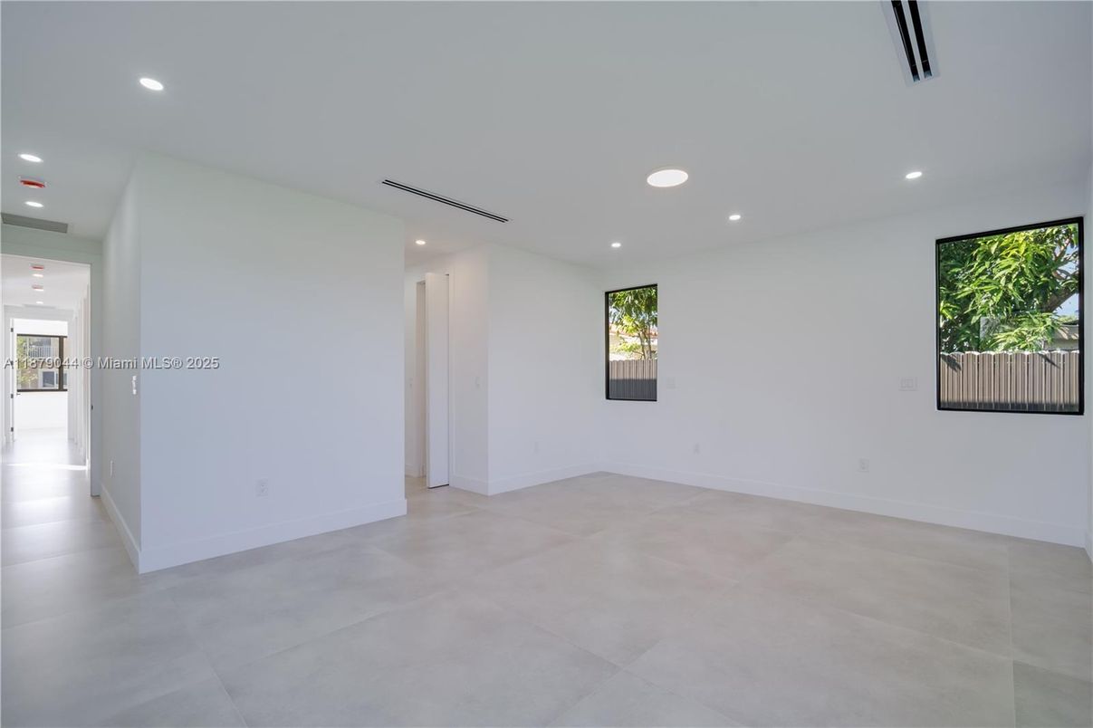 Empty room, Interior, Recessed Lighting