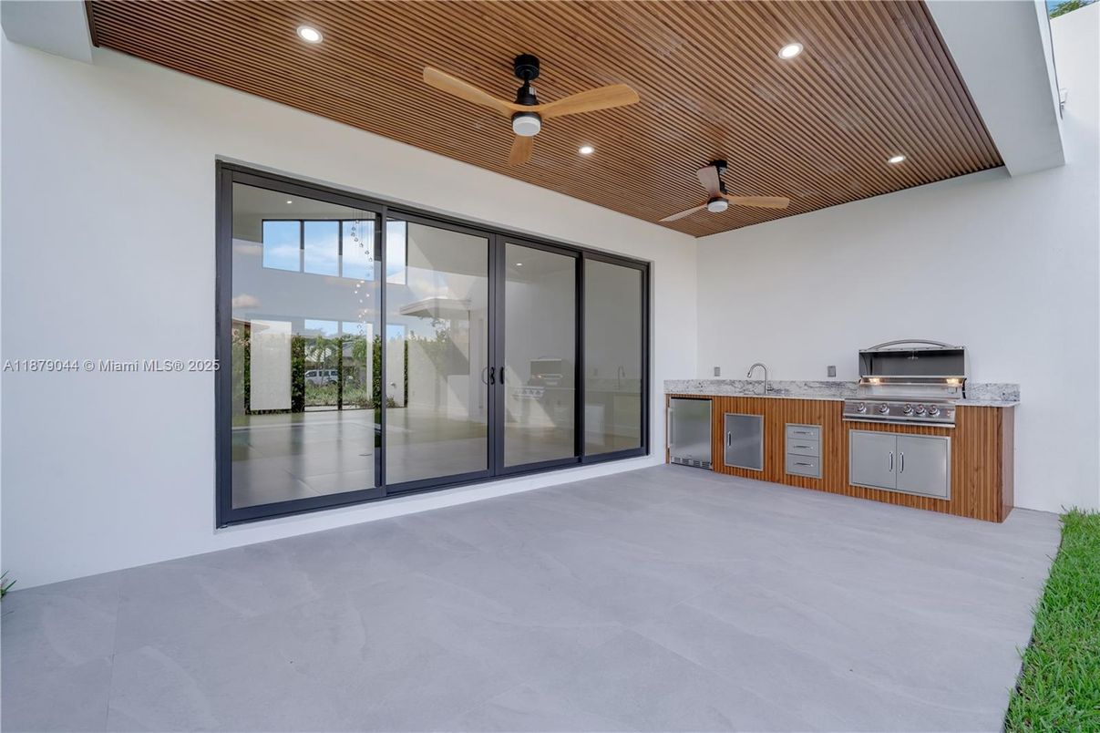Exterior, Outdoor Kitchen