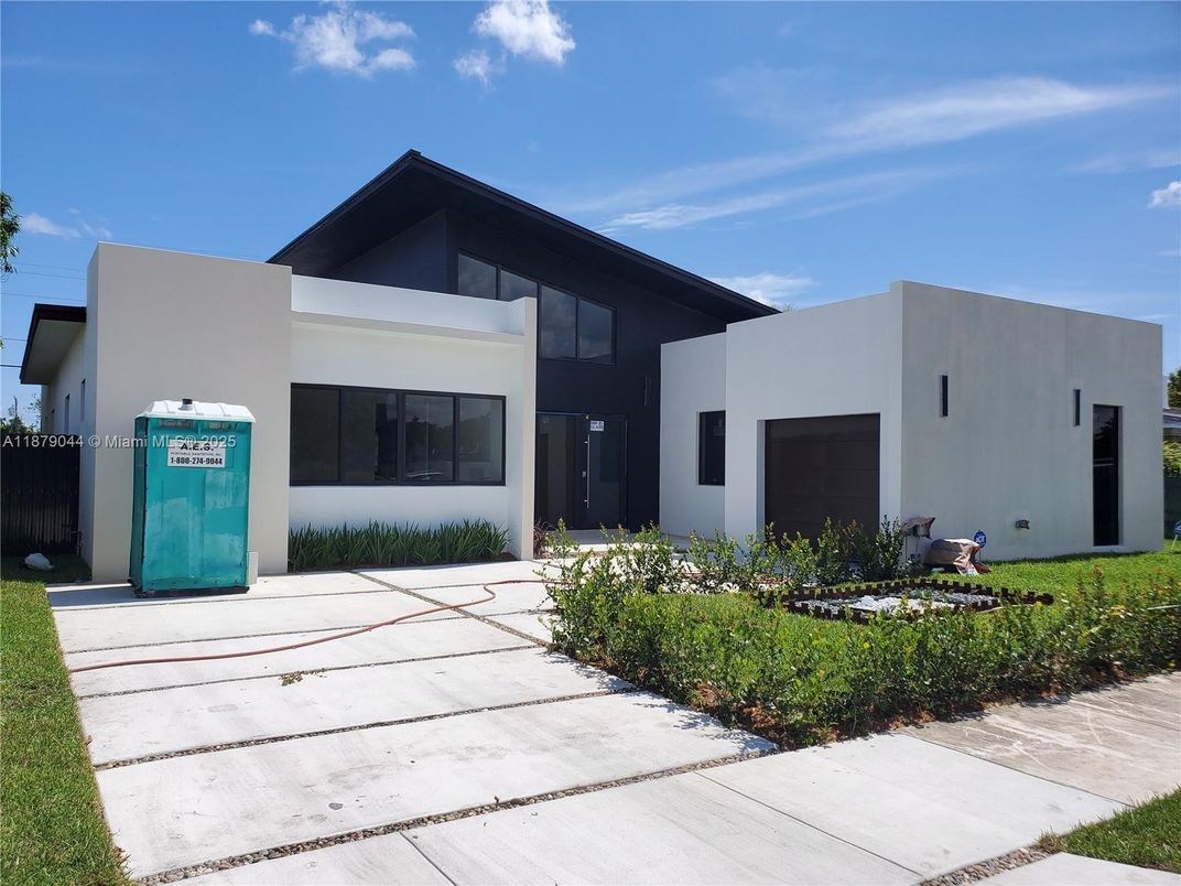 Attached, Exterior, Facade, Modern