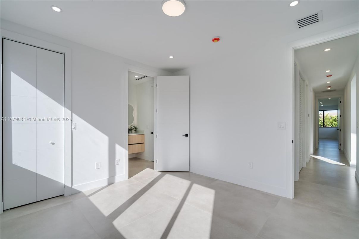 Empty room, Interior, Recessed Lighting