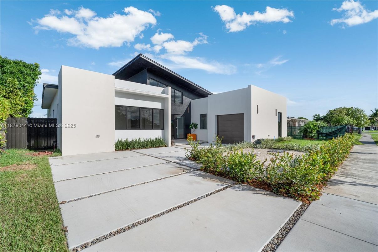 Attached, Backyard, Exterior, Facade, Modern