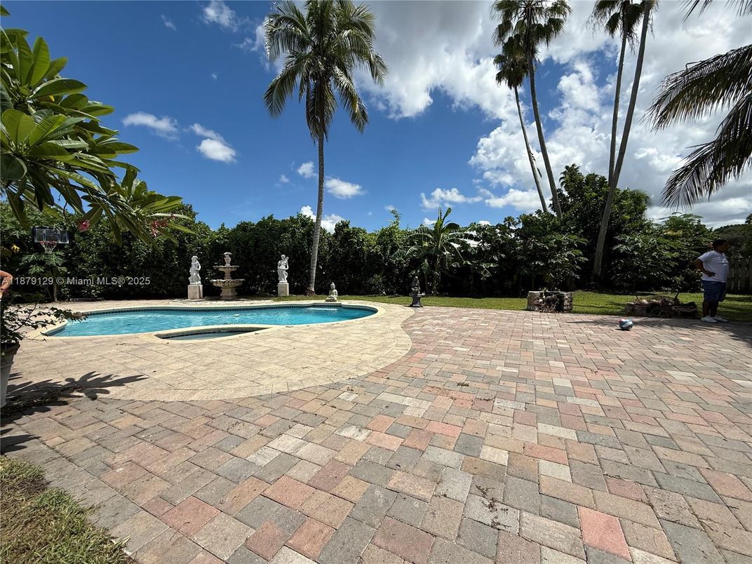 Exterior, Pool