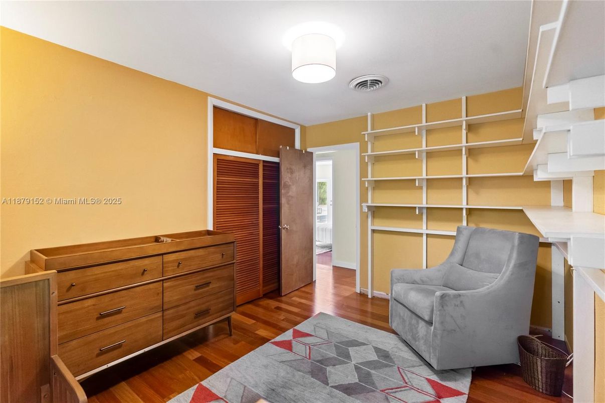 Interior, Walk-in Closets, Wood Texture Flooring