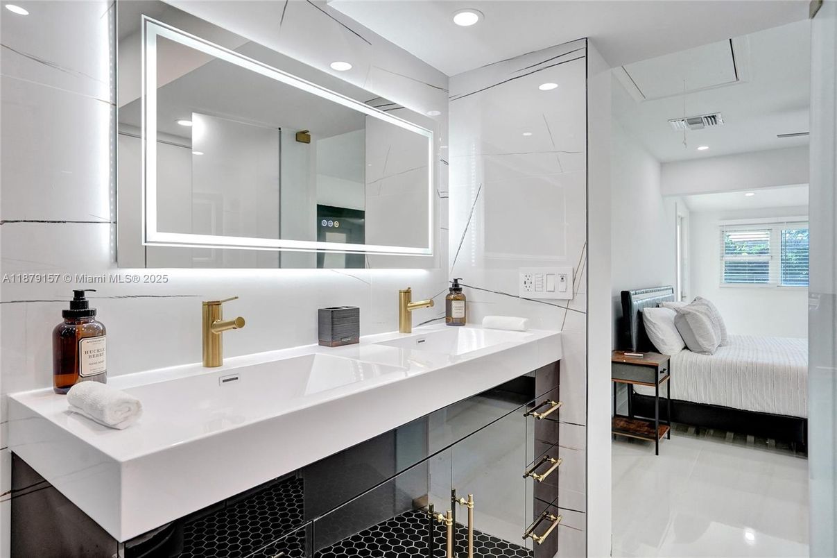 Bathroom, Dual Sink Vanities, Interior, Recessed Lighting