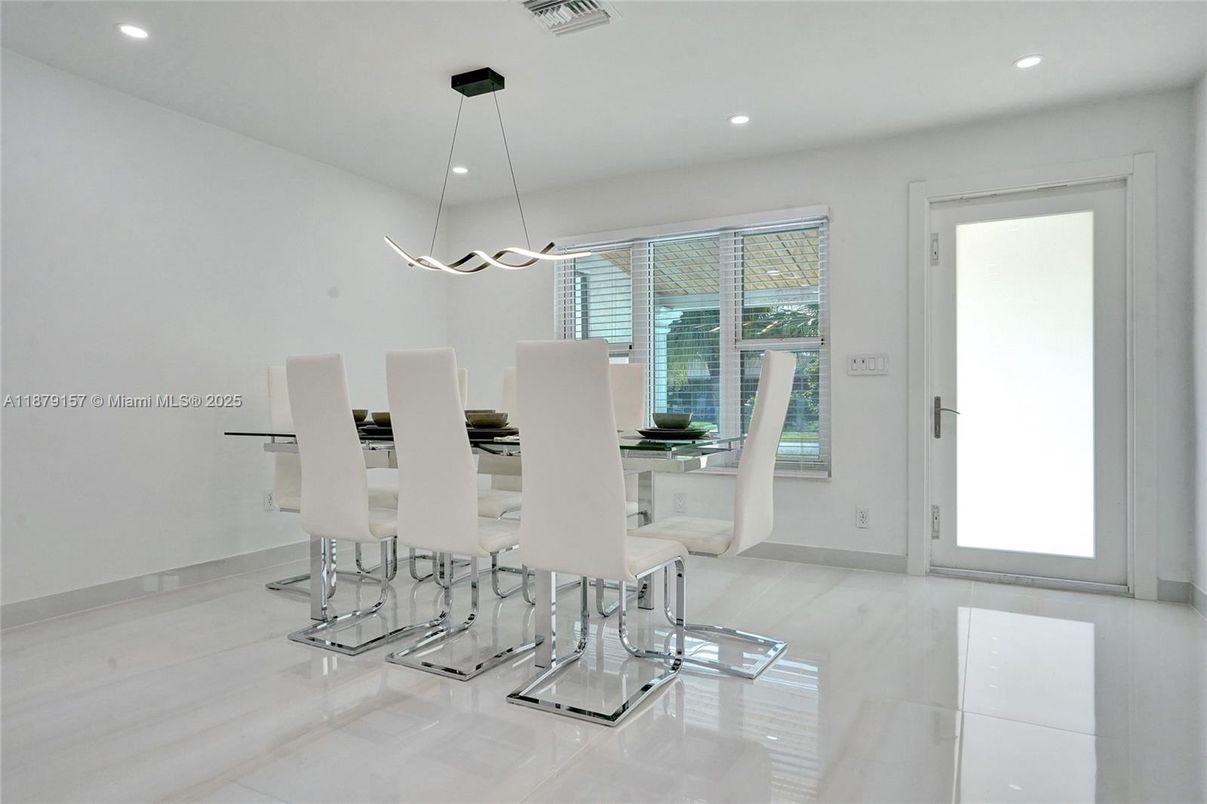 Dining room, Interior, Pendant Lights, Recessed Lighting