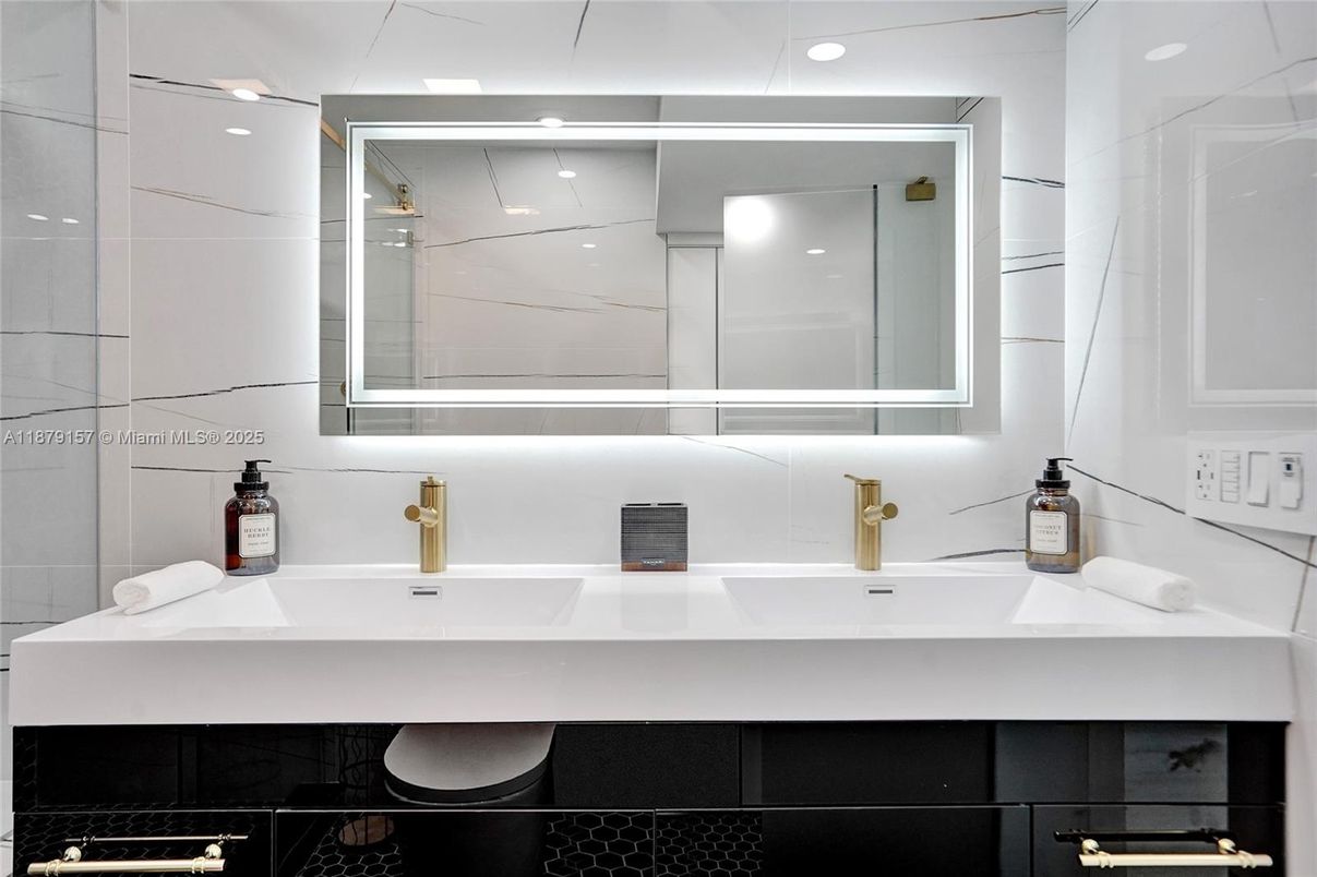 Bathroom, Dual Sink Vanities, Interior