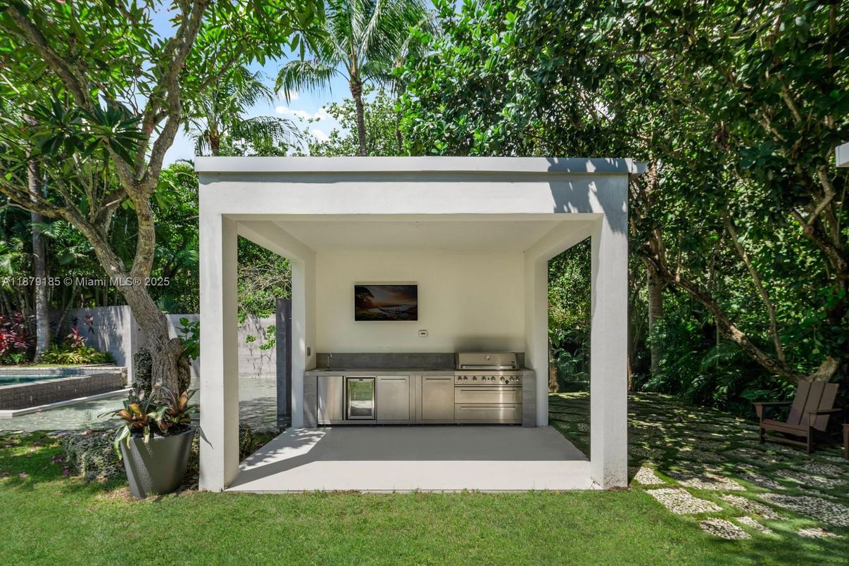 Exterior, Outdoor Kitchen