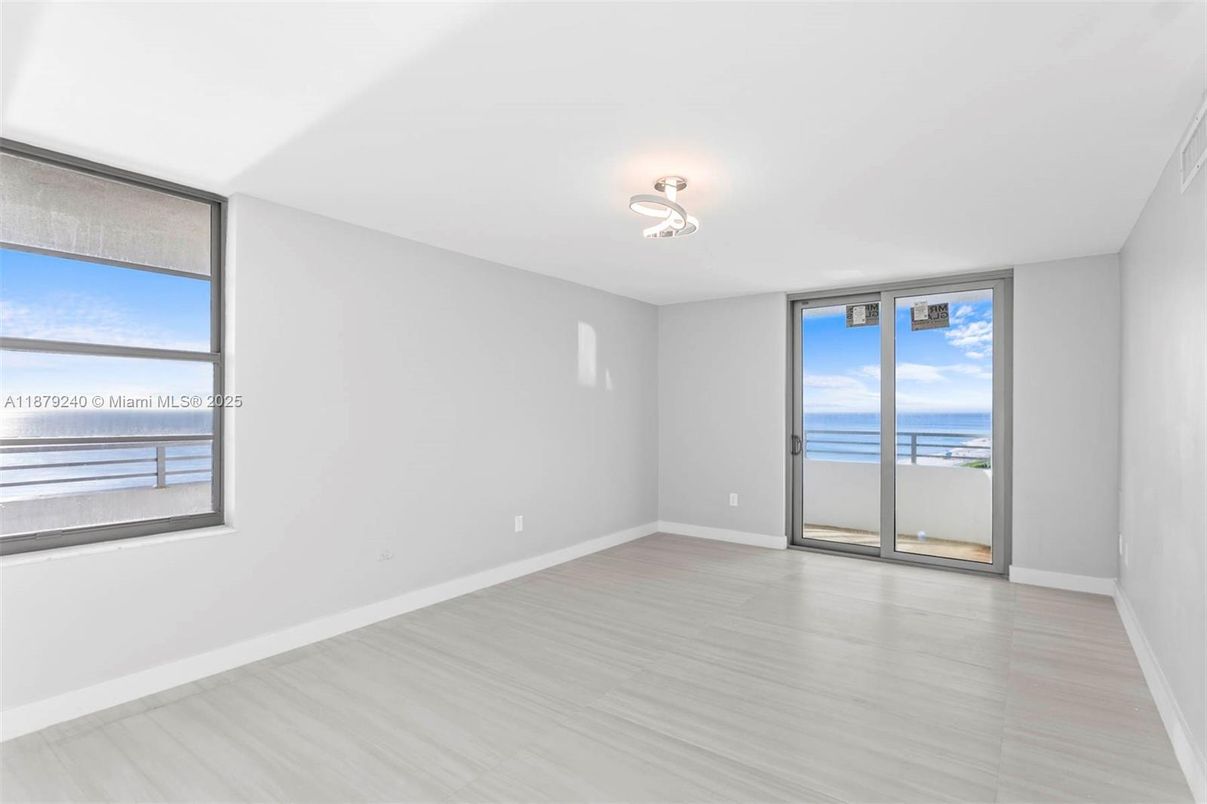 Empty room, Interior, Water